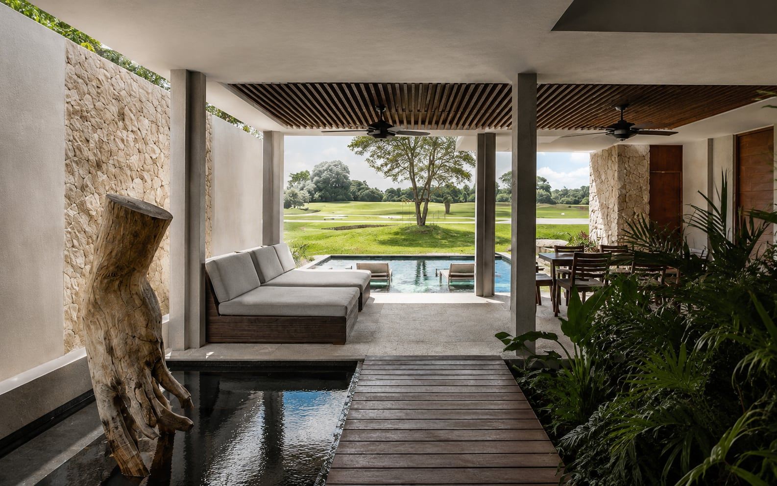 Terraza sombreada con ventiladores, sala exterior y vista al jardín y la alberca