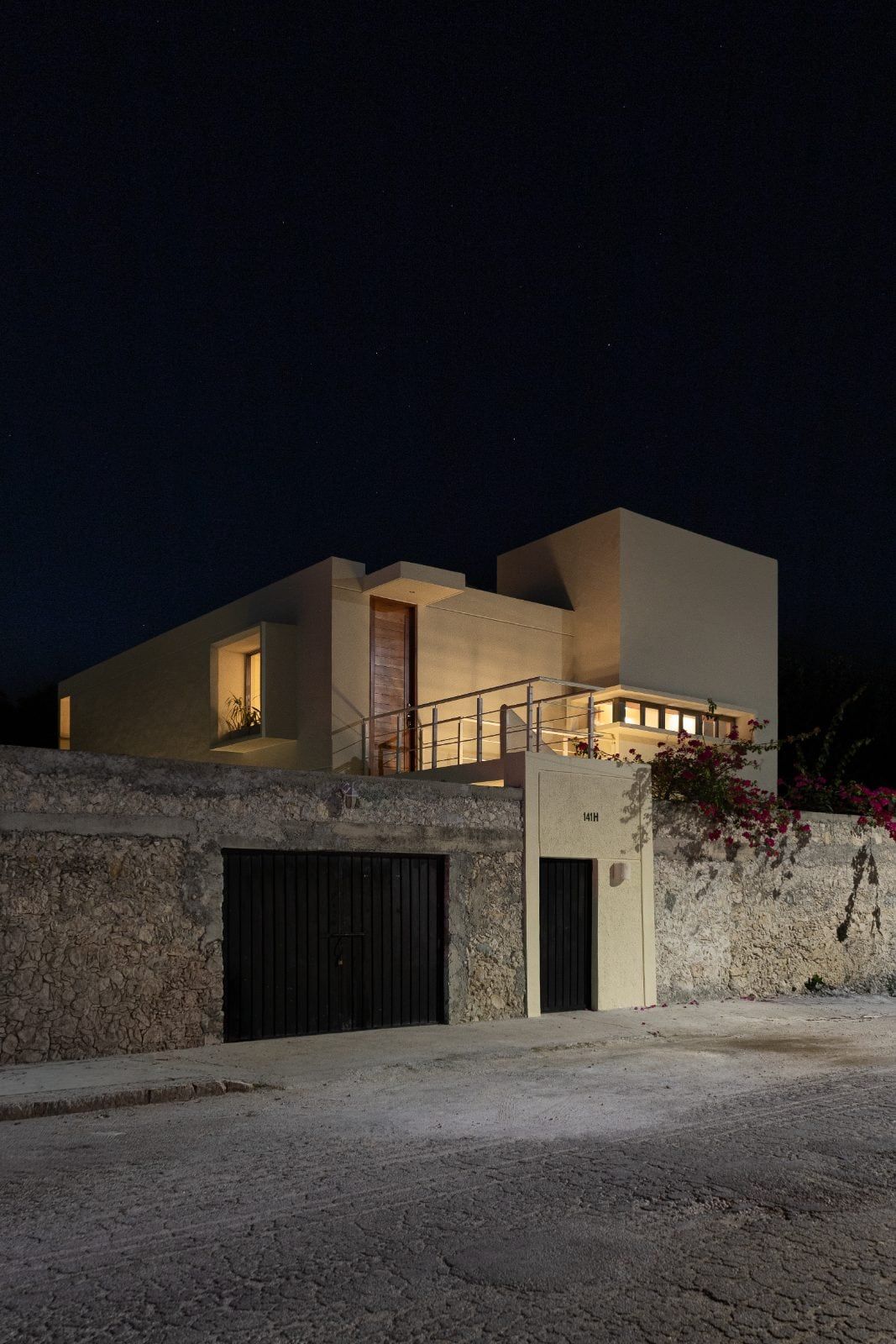 Fachada de Casa Arena de noche