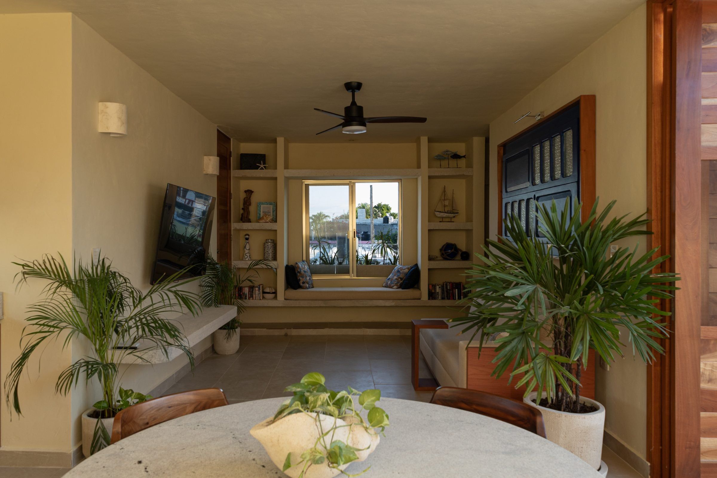 Sala con ventana y banca